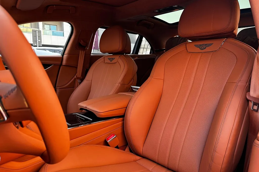 Bentley flying Spur 7