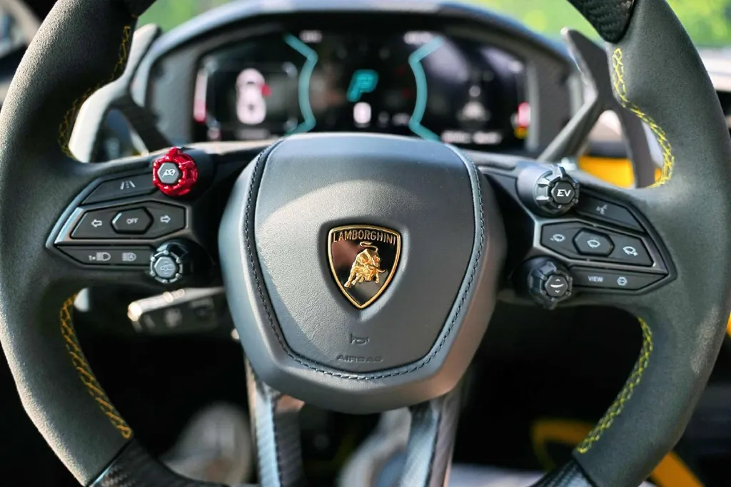 Lamborghini Revuelto 6