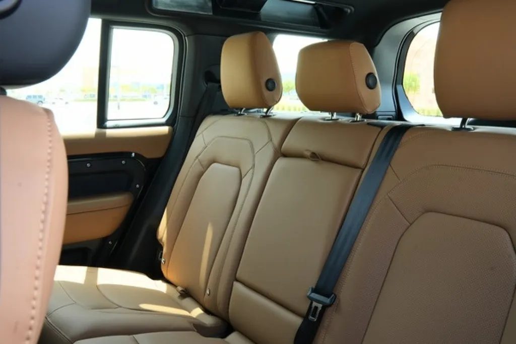 Land Rover Defender 2025 Black 7