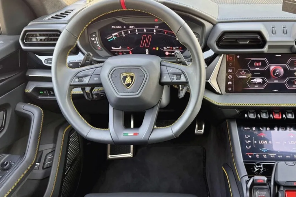 Lamborghini Urus Black 2024 4