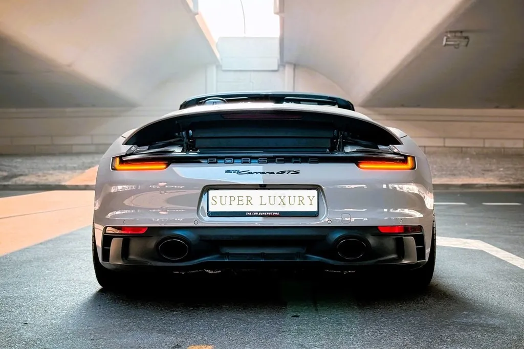 Porsche 911 Carrera GTS 2