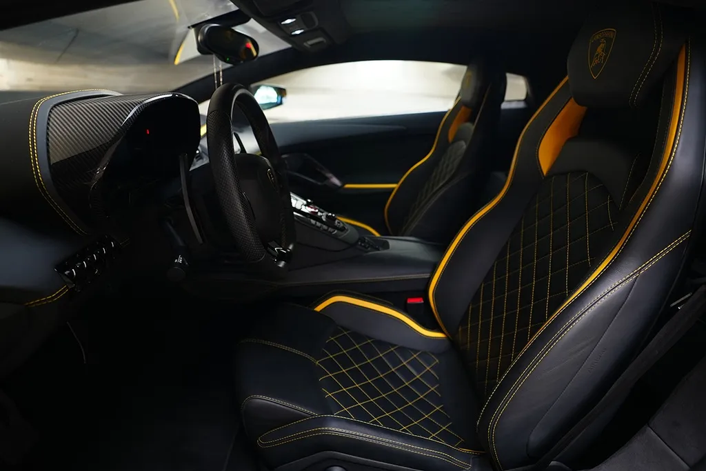 Lamborghini Aventador 4