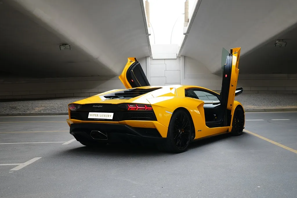 Lamborghini Aventador 5