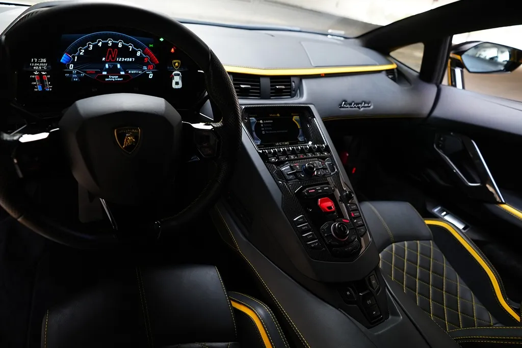 Lamborghini Aventador 7