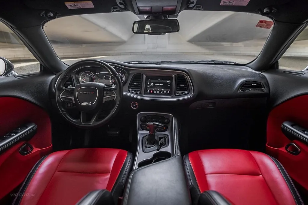 Dodge Challenger 6