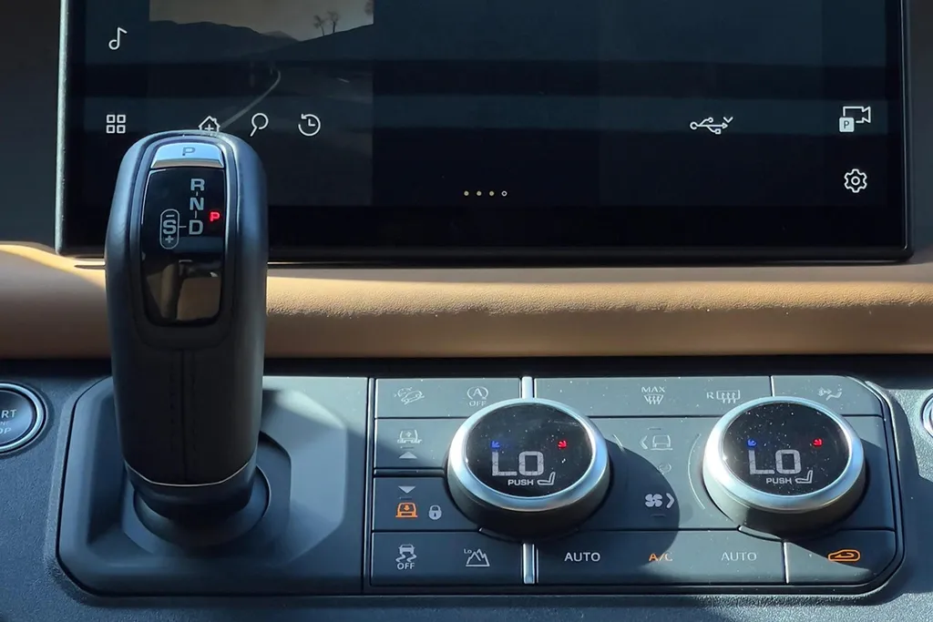 Land Rover Defender 2025 5